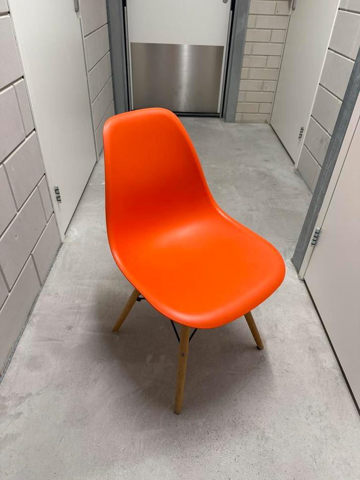 2 Oranje Eetkamerstoelen, Huis en Inrichting, Stoelen, Gebruikt, Twee, Kunststof, Overige kleuren, Ophalen
