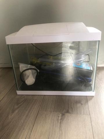 Aquarium met accessoires beschikbaar voor biedingen
