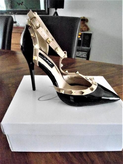 Lak stiletto's met enkelbandje en studs mt. 37, Kleding | Dames, Schoenen, Nieuw, Pumps, Zwart, Ophalen