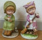 Twee beeldjes / vrouw met bezem en vrouw met theekopje, Verzamelen, Beelden en Beeldjes, Ophalen of Verzenden, Zo goed als nieuw