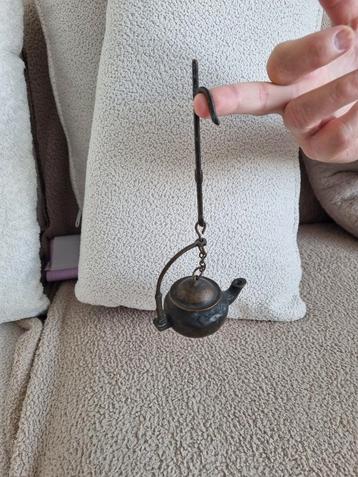 Klein bronzen olielampje met haak beschikbaar voor biedingen