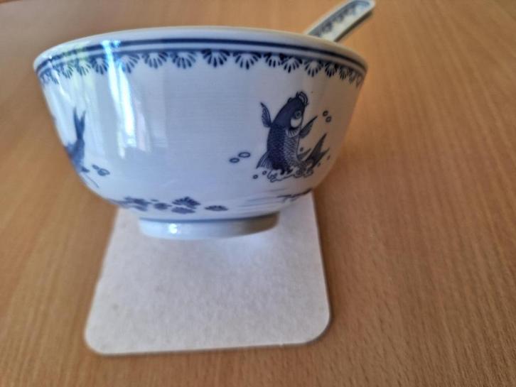 Chinese porseleinen rijstkom en lepel met print Koi Karper, Antiek en Kunst, Antiek | Porselein, Ophalen of Verzenden