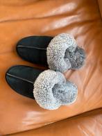 Uggs pantoffels maat 37, Kleding | Dames, Schoenen, UGG, Zwart, Ophalen of Verzenden, Zo goed als nieuw