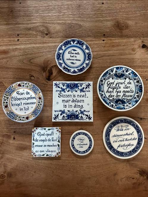 Set Friese &Delfts blauwe tegels en wandbordjes met spreuken, Antiek en Kunst, Antiek | Wandborden en Tegels, Ophalen of Verzenden