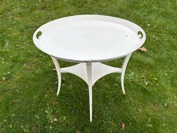 Vintage wit bijzettafeltje beschikbaar voor biedingen