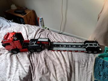 Big red truck met trailer beschikbaar voor biedingen