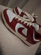 Nike dunk low burgundy, Ophalen, Zo goed als nieuw, Sneakers of Gympen