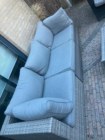 Loungebank met kussens beschikbaar voor biedingen