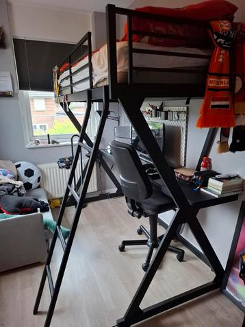 Mooie, zwarte, metalen hoogslaper beschikbaar voor biedingen