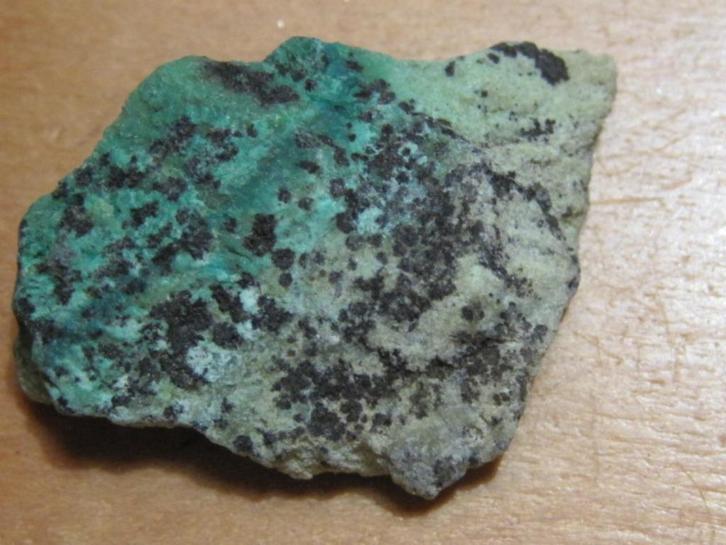 mi. ruwe edelsteen ZOISIET (5) - laatste, Verzamelen, Mineralen en Fossielen, Mineraal, Verzenden