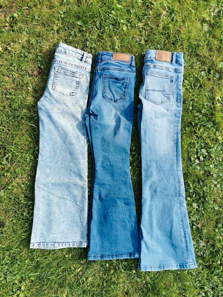 Spijkerbroeken flared meisje mt140, Kinderen en Baby's, Kinderkleding | Maat 140, Zo goed als nieuw, Meisje, Broek, Ophalen of Verzenden