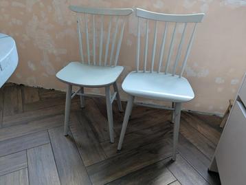 Houten stoelen 2x beschikbaar voor biedingen