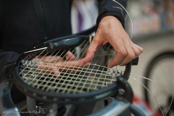 Bespanservice tennisracket beschikbaar voor biedingen