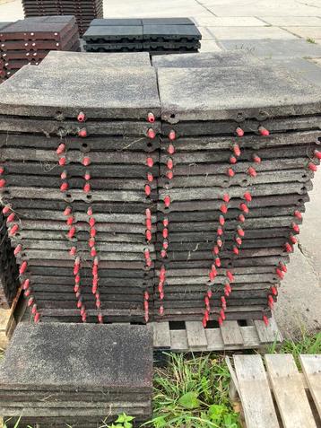82 vochtdoorlatende rubberen tegels, staltegels 50x50x4,5cm beschikbaar voor biedingen