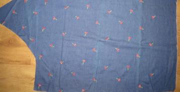 Vintage lap stof donkerblauw met geborduurde kersjes NIEUW beschikbaar voor biedingen