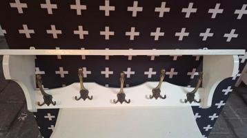 Wandkapstok met plank en haken beschikbaar voor biedingen
