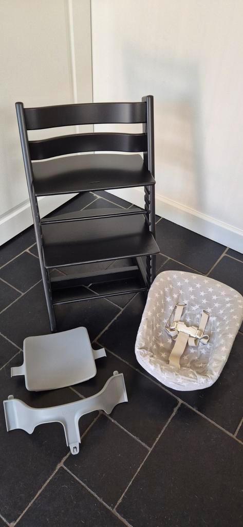 Stokke Tripp Trapp Zwart Complete Set Nieuw Model, Kinderen en Baby's, Kinderstoelen, Gebruikt, Meegroeistoel, Aanschuifbaar, Afneembaar eetblad