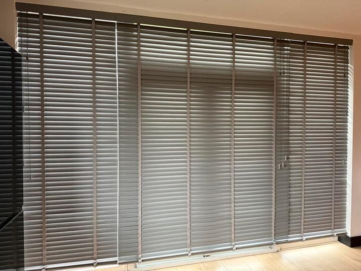 Grijze 50mm houten jaloezieën met ladderband, Huis en Inrichting, Stoffering | Gordijnen en Lamellen, Gebruikt, 200 cm of meer
