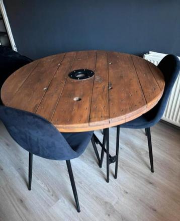 Robuuste tafel beschikbaar voor biedingen