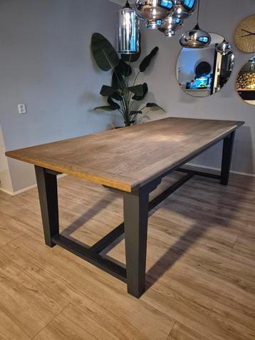 Massief eikenhouten eettafel 240cm/100cm beschikbaar voor biedingen