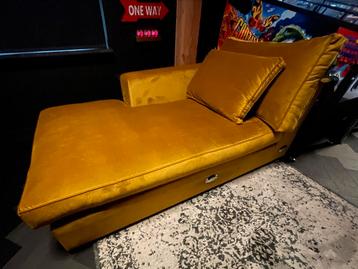 2 Okergele Velours Chaise Longues beschikbaar voor biedingen