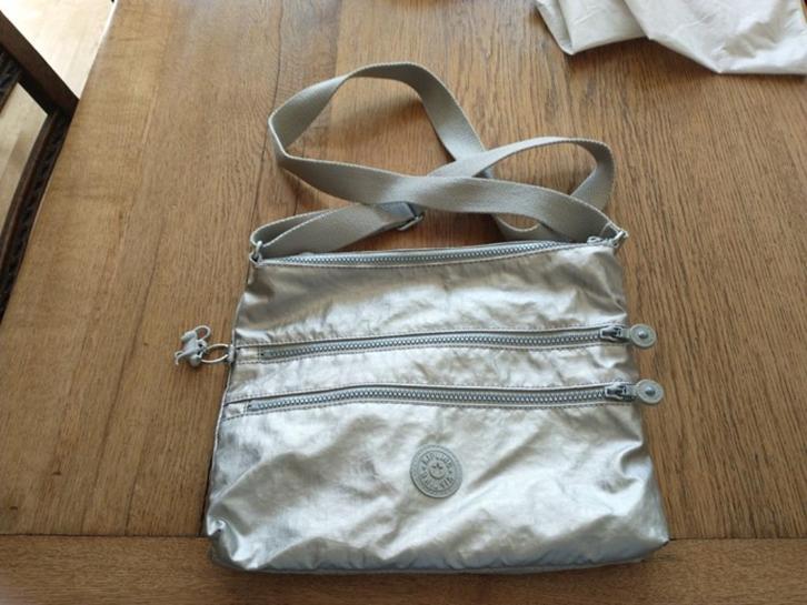 Nieuwe Kiplingtas  zilver metallic Prijs € 14 De tas heeft €, Sieraden, Tassen en Uiterlijk, Tassen | Schoudertassen, Nieuw, Kipling