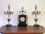 Antieke pendule met twee kandelaars, marmer met brons, 1880, Antiek en Kunst, Antiek | Klokken, Ophalen