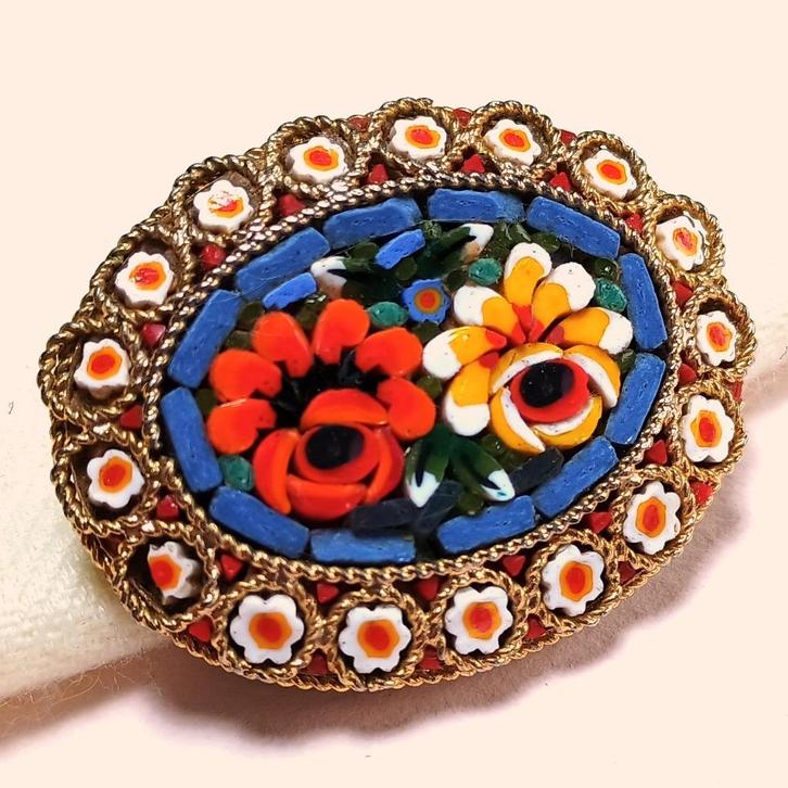 Vintage broche Italiaans micro mozaïek bloemen jaren '60, Sieraden, Tassen en Uiterlijk, Broches, Gebruikt, Overige materialen