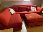 Grote rode hoekbank met poef, Huis en Inrichting, Ophalen, 250 tot 300 cm, Gebruikt, 100 tot 125 cm