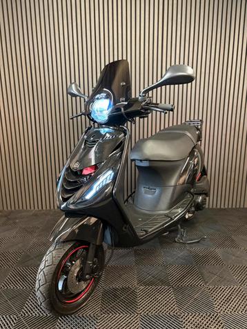 PIAGGIO ZIP 4T 3V BROM 2021 FULL OPTION GLANS ZWART beschikbaar voor biedingen