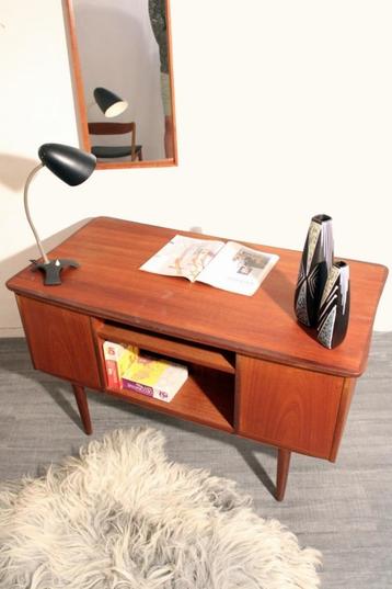 Deens jaren 50 60 teakhouten vintage design bureau beschikbaar voor biedingen