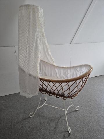 Vintage rotan wieg. beschikbaar voor biedingen