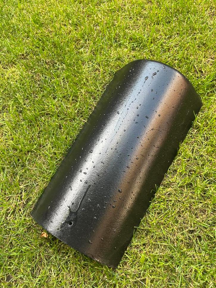 25 nieuwe Monier nokvorsten – kleur diepzwart – € 5 per stuk, Doe-het-zelf en Verbouw, Dakpannen en Dakbedekking, Nieuw, Dakpannen