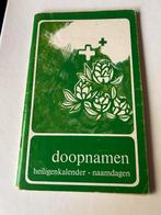 BOEKJE OVER DOOPNAMEN,HEILIGENKALENDER EN NAAMDAGEN, Verzamelen, Religie, Ophalen of Verzenden, Zo goed als nieuw, Boek, Christendom | Katholiek