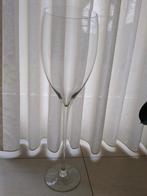 Wijnglas-vaas op voet, glas, 60 cm hoog., Huis en Inrichting, Overige kleuren, 50 tot 75 cm, Ophalen of Verzenden, Glas