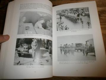 50 jaar vrouw in de koninklijke landmacht met oude fotos beschikbaar voor biedingen