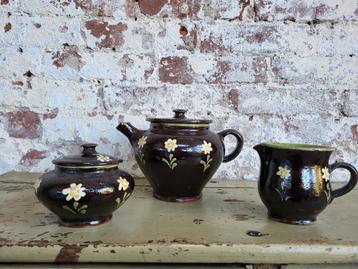 Brocante driedelig aardewerken theeset/ allegonda  beschikbaar voor biedingen