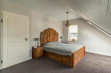 Houten bedombouw + 2 nachtkastjes beschikbaar voor biedingen