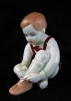 Aquincum - Jongen strikt zijn schoenveter (3085), Ophalen, Zo goed als nieuw, Mens