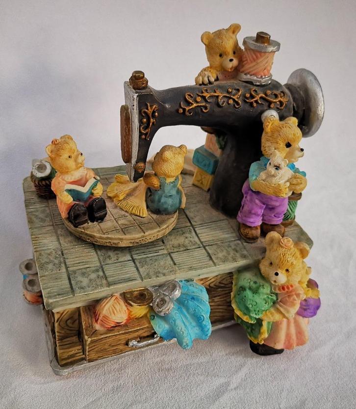 Muziekdoos Speeldoos automaton Naaimachine beertjes Sankyo, Antiek en Kunst, Antiek | Speelgoed, Ophalen of Verzenden