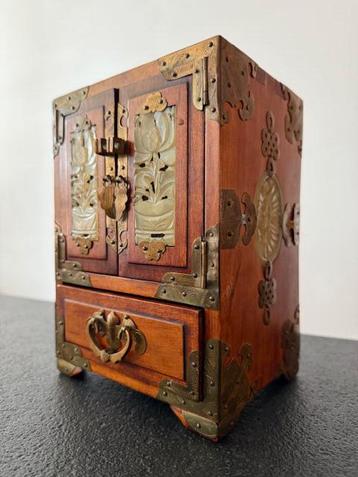 Chinees sieradenkastje, bijoukastje, rozenhout, jade,vintage beschikbaar voor biedingen