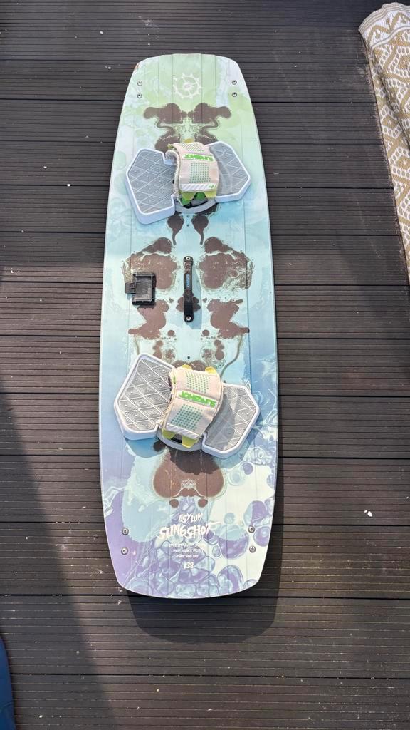 Slingshot Asylum 138 Met Bindingen, Watersport en Boten, Kitesurfen, Zo goed als nieuw, 4 m² of minder, Twintip, Ophalen of Verzenden