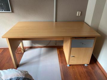 Solide Bureau met ladeblok beschikbaar voor biedingen