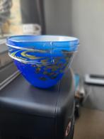 Blauwe glazen schaal met decoratie, Ophalen of Verzenden