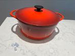 Cousances (Le Creuset) 26 cm kersenrood in goede staat, Huis en Inrichting, Keuken | Potten en Pannen, Gietijzer, Ophalen of Verzenden