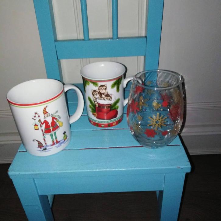 4 leuke kerstmokken en 2 kerstglazen, Diversen, Kerst, Zo goed als nieuw, Ophalen