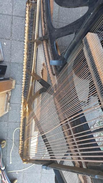 Oud ijzer binnenwerk snaren oude piano beschikbaar voor biedingen