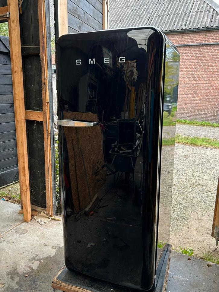 Zwarte Smeg Koelkast met Vriesvak, Witgoed en Apparatuur, Koelkasten en IJskasten, Gebruikt, Met vriesvak, 150 tot 200 liter, 140 tot 160 cm