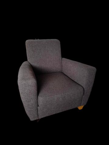 Mooie bruin grijze fauteuil tijdloos ontwerp. beschikbaar voor biedingen