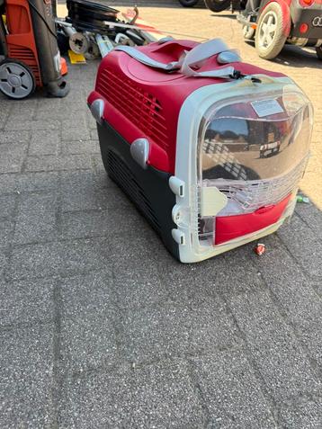 transportbox met eet en drink bakjes beschikbaar voor biedingen